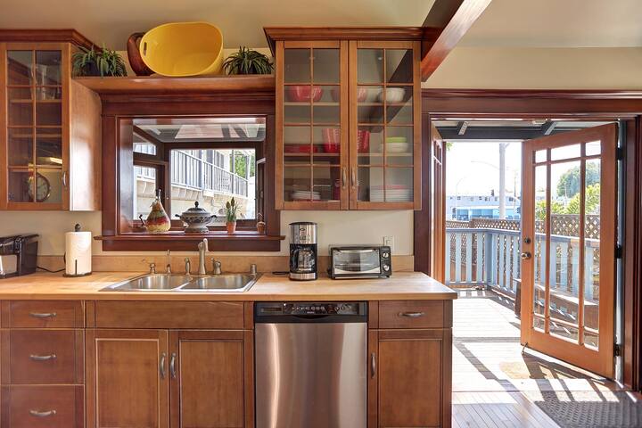 Block to the Beach – Amazing SantaMonica Craftsman gallery image 5