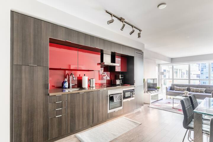 Beautiful Condo + CN Tower View + Free Parking gallery image 4