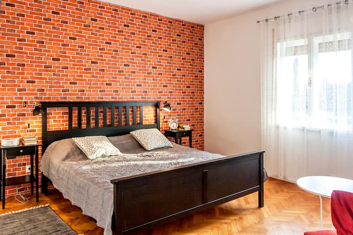 Spálňa 2 - manželská posteľ King, východ na balkón