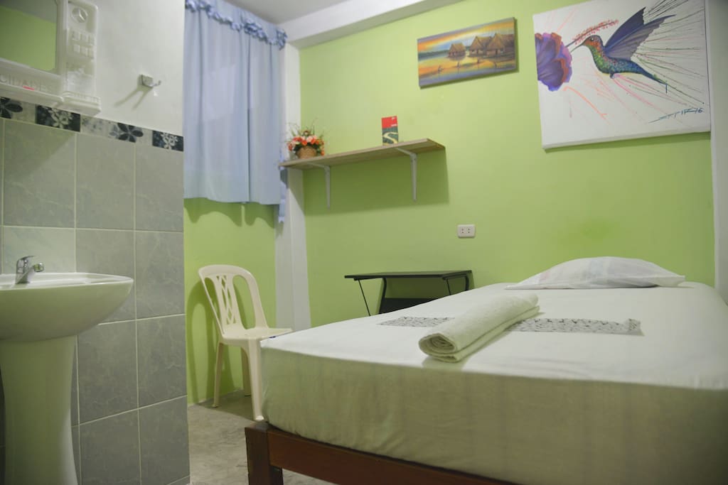 Comfortable mattress, private single room, fan and private bathroom / Confortable colchón, habitación privada, ventilador y baño privado