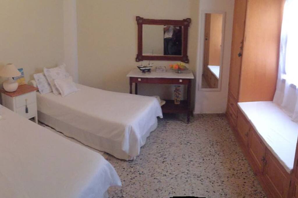 Habitacion con armarios individuales.