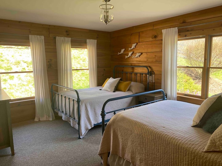 ห้องนอนที่เต็มไปด้วยแสงพร้อมวิวที่ยอดเยี่ยมของฟาร์ม! เราเพิ่มเตียงที่สองในห้องนอนขนาดใหญ่นี้ดังนั้นตอนนี้มันสามารถนอนได้ 4 คน!