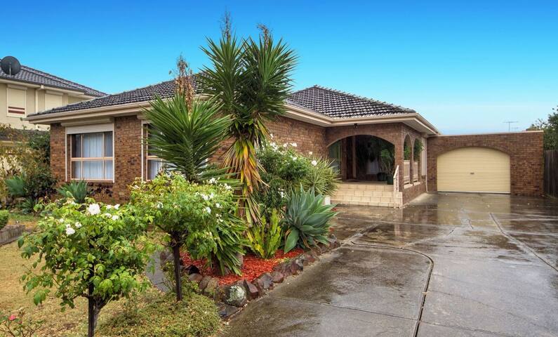 Quiet, Comfy,  Clean Room close to shopping center