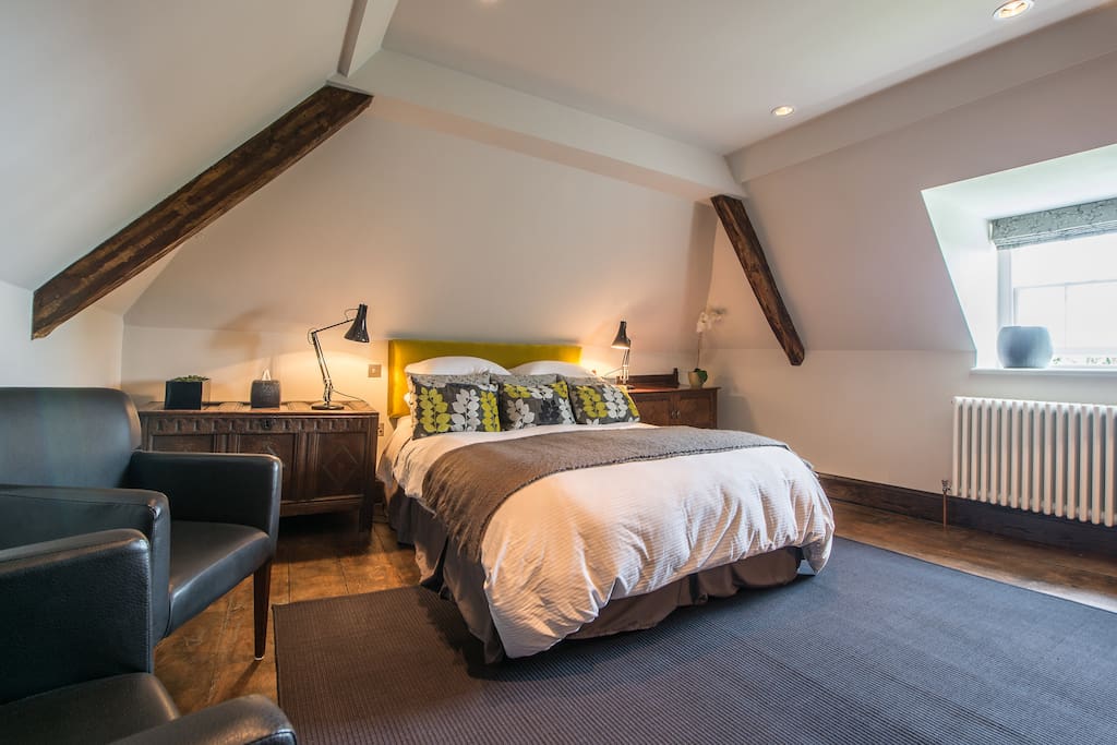 A good sized room with tea and coffee making facilities, wardrobe, drawers and space to sit and relax. Overlooking the garden.