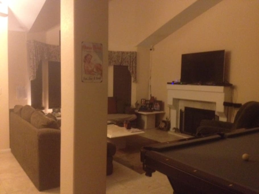 Livingroom
3 seat and 2 seat couches, lazy boy