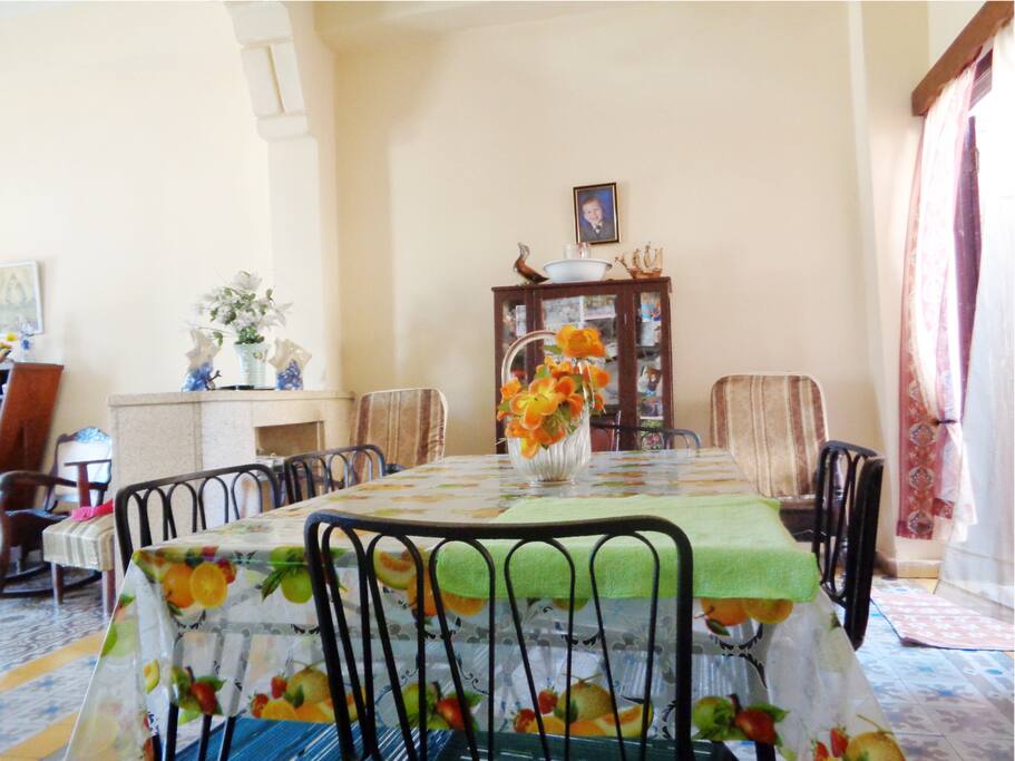 Dining table, a space bathed in colors where you spend a pleasant and familiar time. ---
Mesa de comer, un espacio bañado de colores donde pasar un rato agradable y familiar.