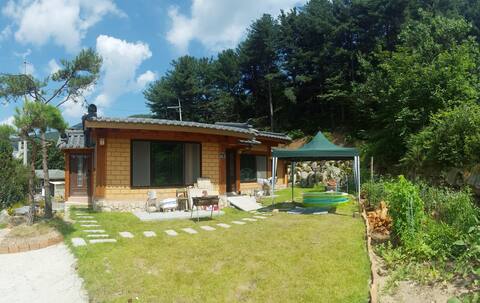 Eunhyangchae (pine)/Wellness hanok with a large courtyard and a warm old room built with natural red