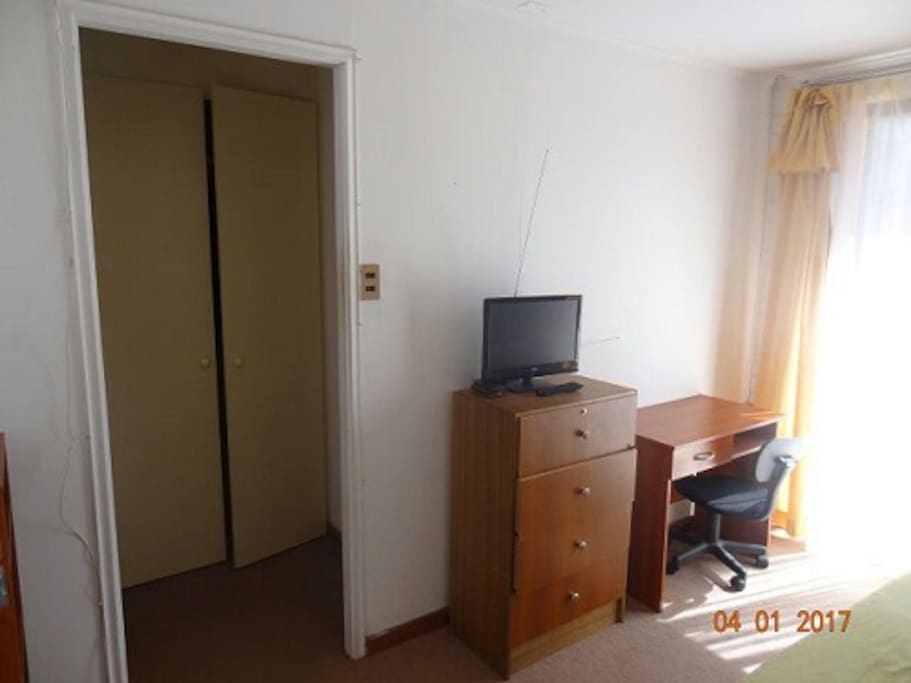 Dormitorio matrimonial amplio closet y baño privado.