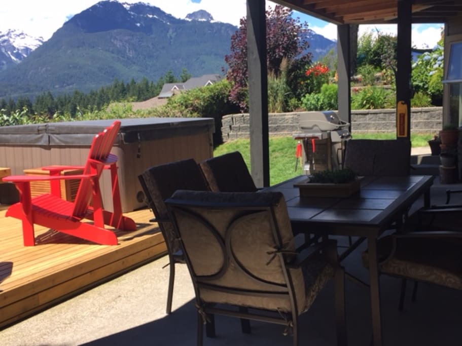 Enjoy dinner outside! Patio furniture accommodates 6 people.