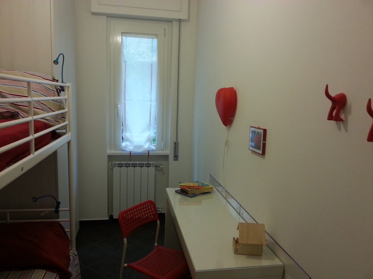 Slaapkamer compleet met kast en bureau