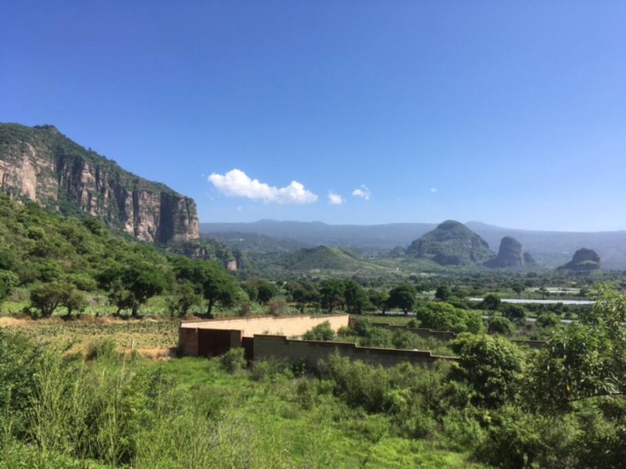 Vista desde el Departamento Eternal Spring al Tepozteco y a los volvanes Iztlazihuatl y Popocateptl