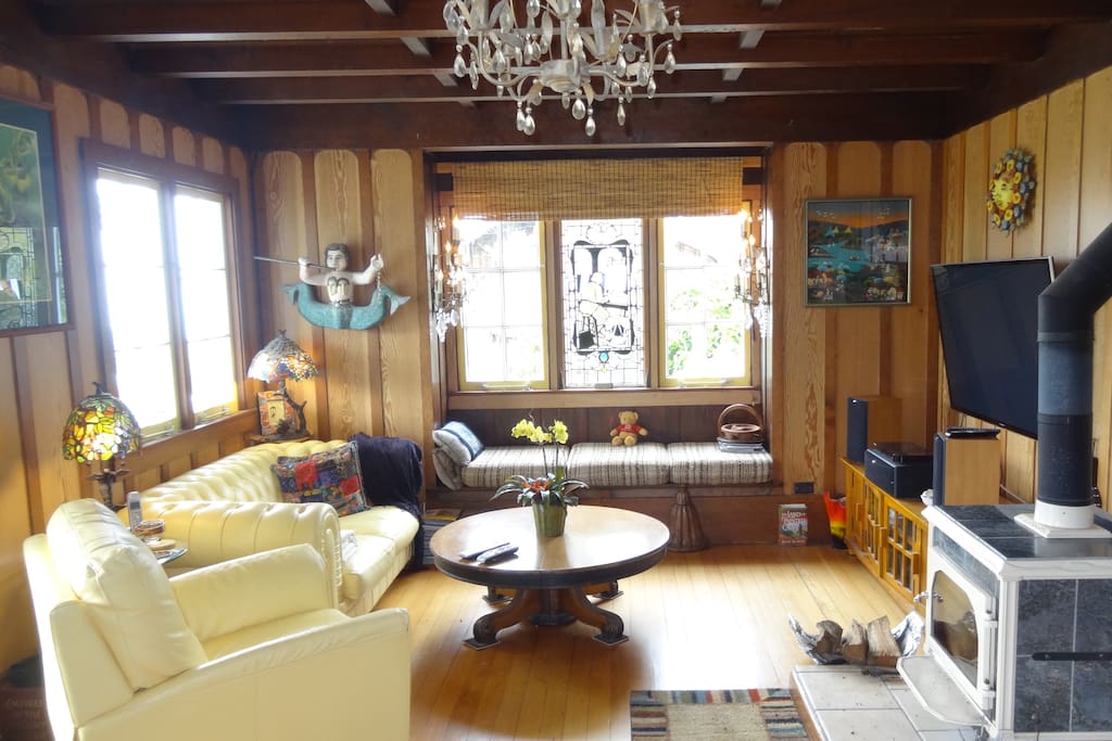 Comfy L/R with 60" TV, gas fireplace and ocean views