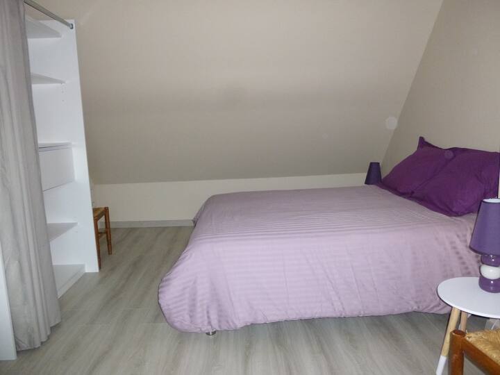 地板： 1 140张床，带木质婴儿床