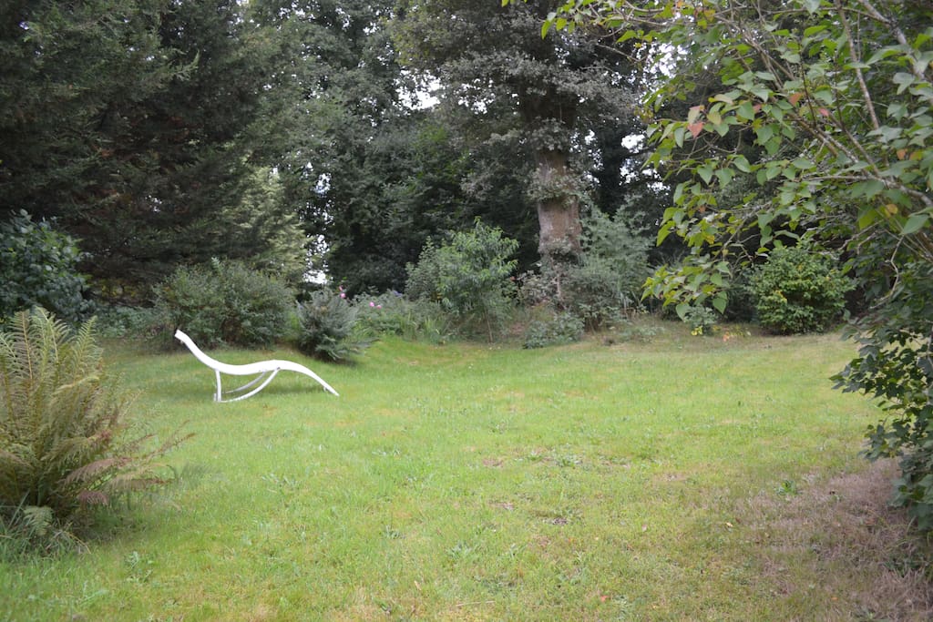 Jardin independant en face de la maison.