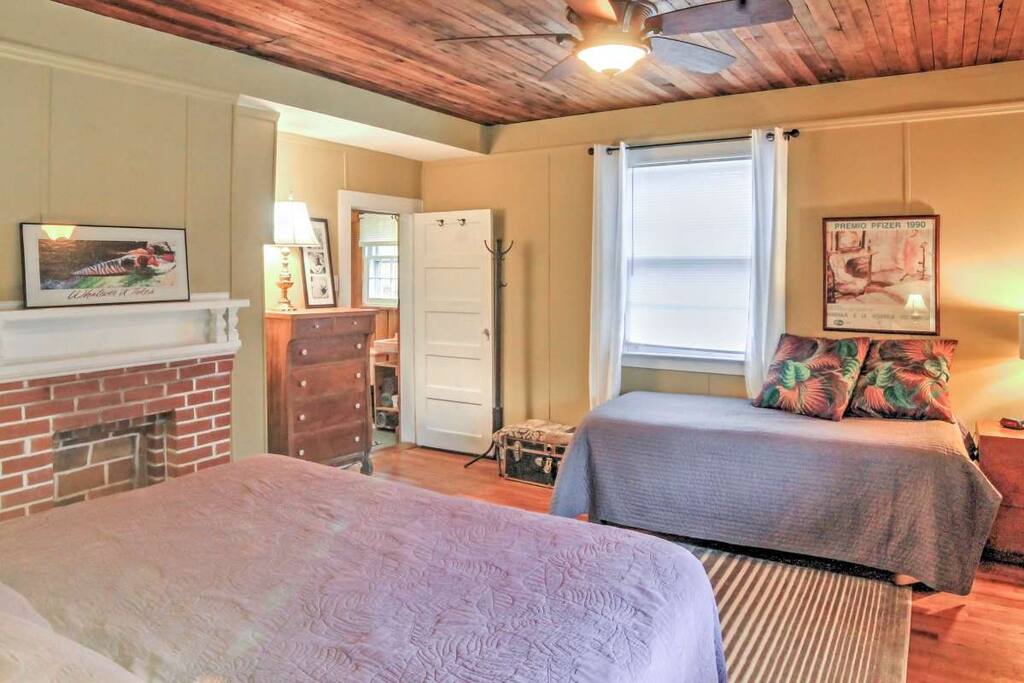Master Bedroom: First floor -King and Twin