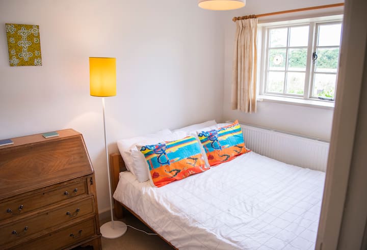 Slaapkamer 3, beneden met 2 pers bed, naast badkamer