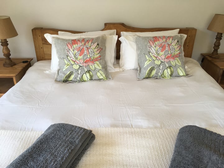 Მთავარი საძინებელი დიდი ზომის საწოლით