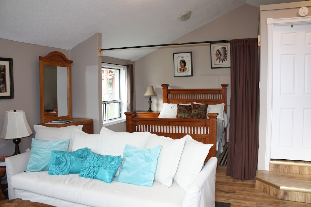 Mwonekano wa eneo la chumba cha kulala kutoka sebuleni.