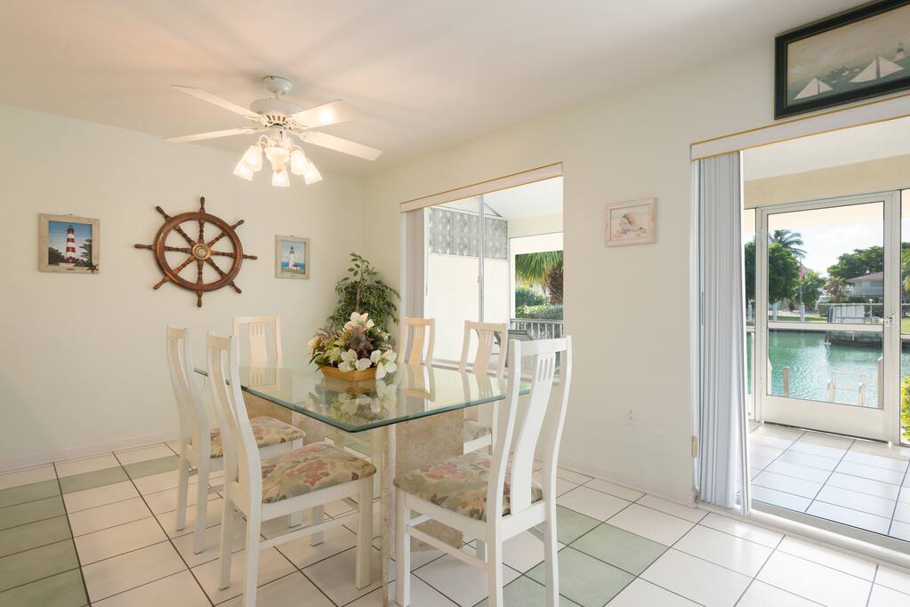 Chair,Furniture,Dining Room,Indoors,Room