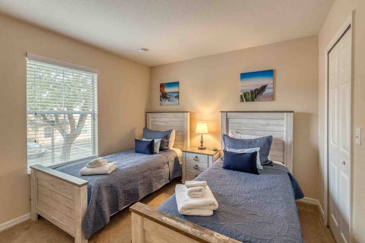 L'une des deux chambres avec deux lits jumeaux et une télévision à écran plat.