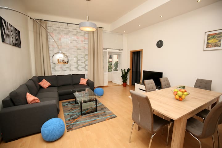 4 Rooms•King Size Beds•Centre•AC •Balcony •Netflix