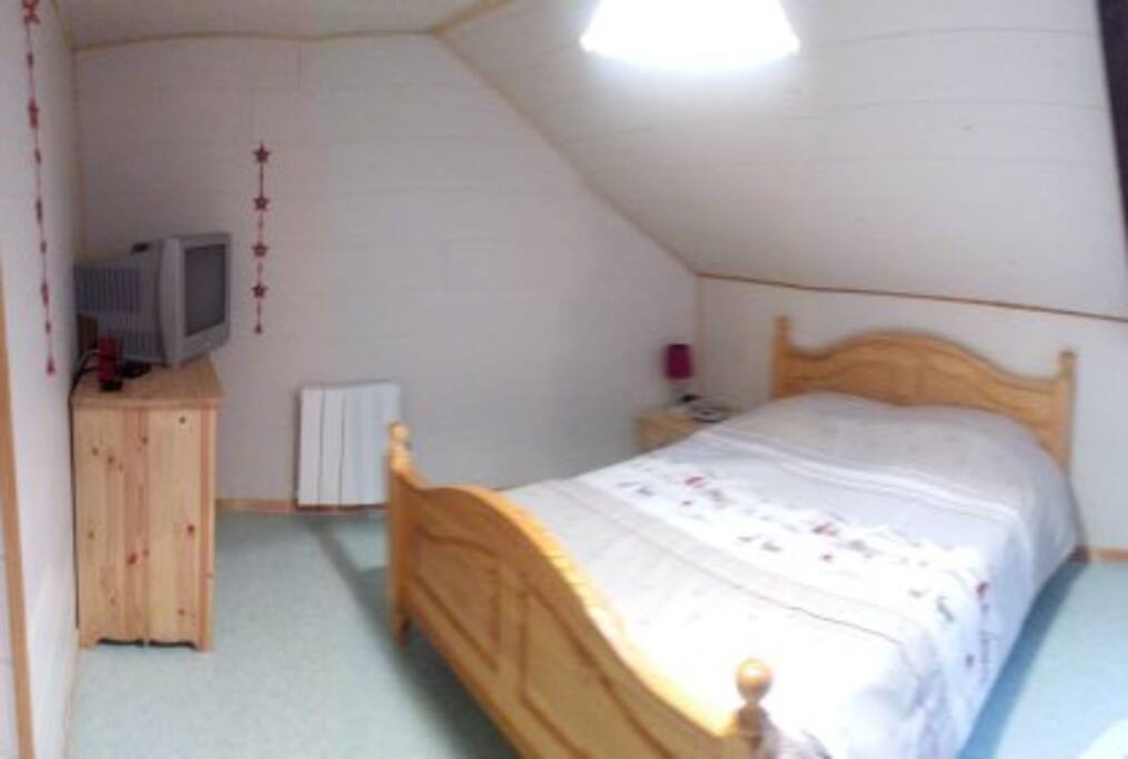 1er chambre avec lit 140 équipée d'un téléviseur