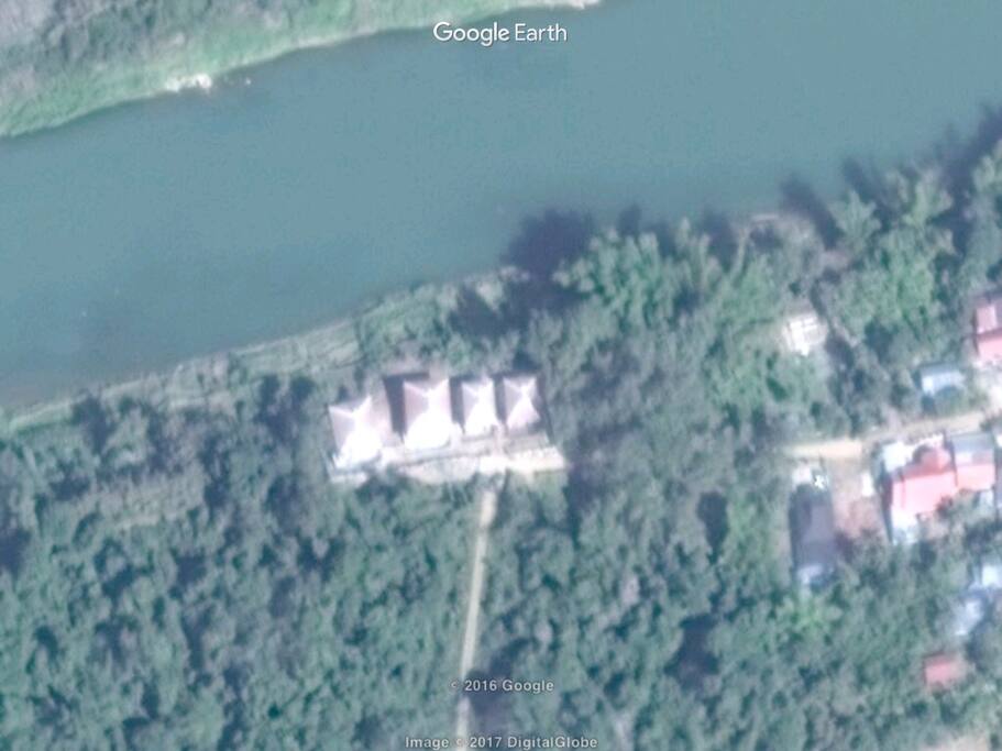 Vue aérienne montrant le site entouré de forêt.