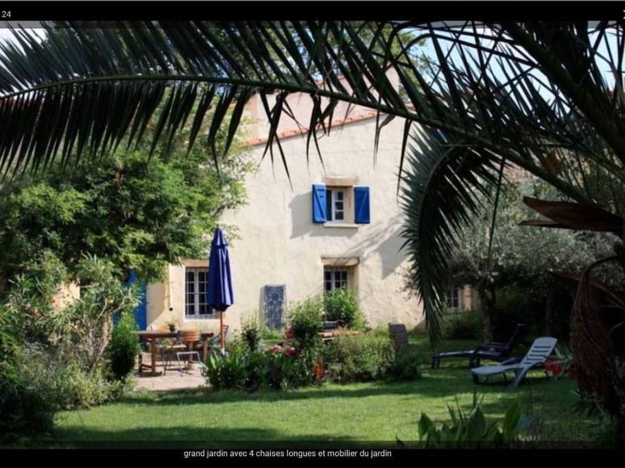 entière maison avec jardin de 2000m2, tel. 06 31 93 50 25 pour plus de renseignements
www.mas-calmettes.com