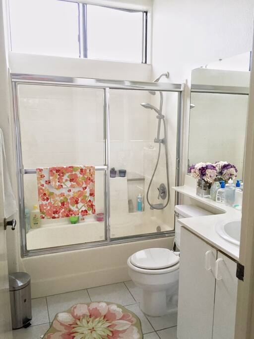 Clean and neat bathroom