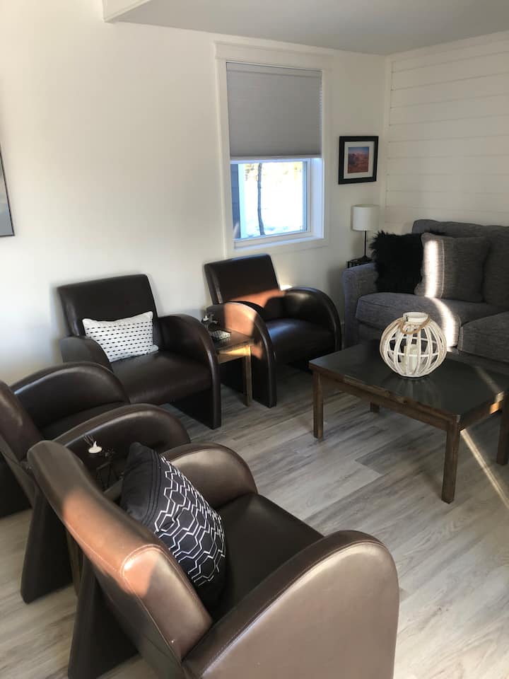 Udobno se smjestite u dnevnom boravku koji ima kauč na razvlačenje za kraljicu. 
Osim toga: uživajte u pametnom televizoru od 55inča s Netflixom i Kids kanalom 
Nema kabelskih stanica 
Besplatan Wi-Fi 