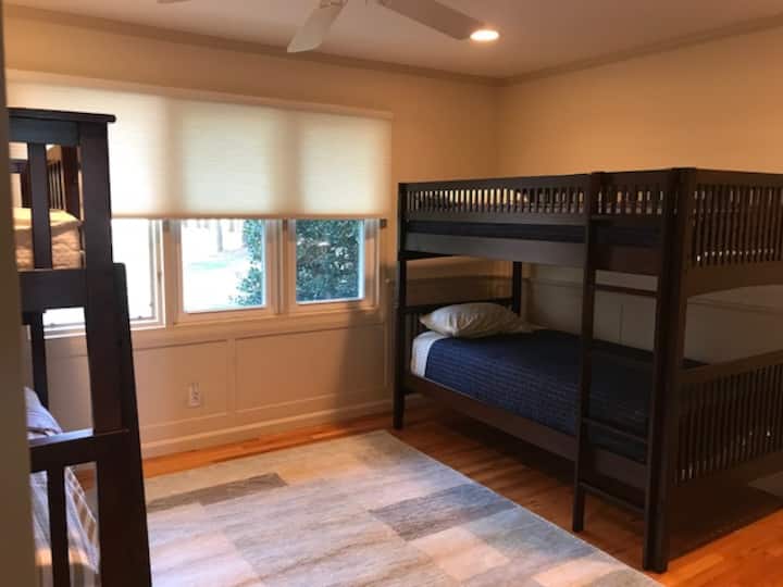 带两张双层床的双层床房间