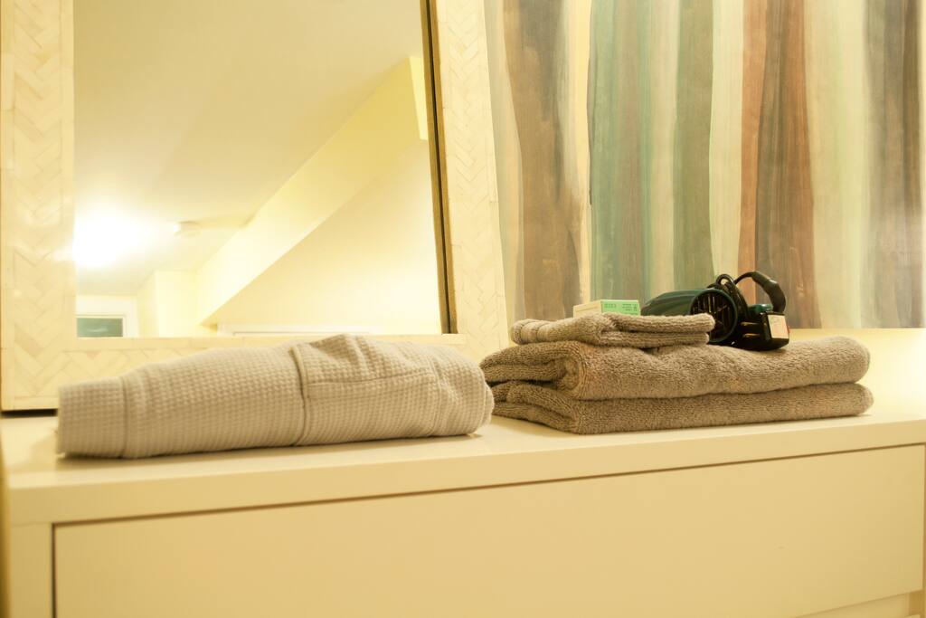 "Excellent communication, extraordinary comfort and cleanliness (best bed ever), and thoughtful touches (providing a bathrobe)." Paula, November 2017