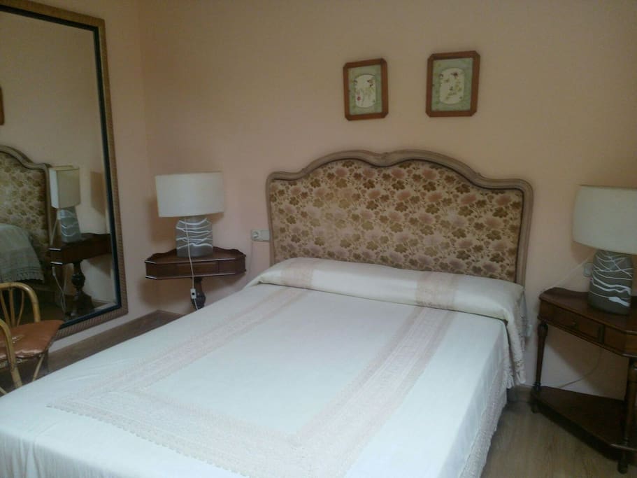Cama de matrimonio y Velux