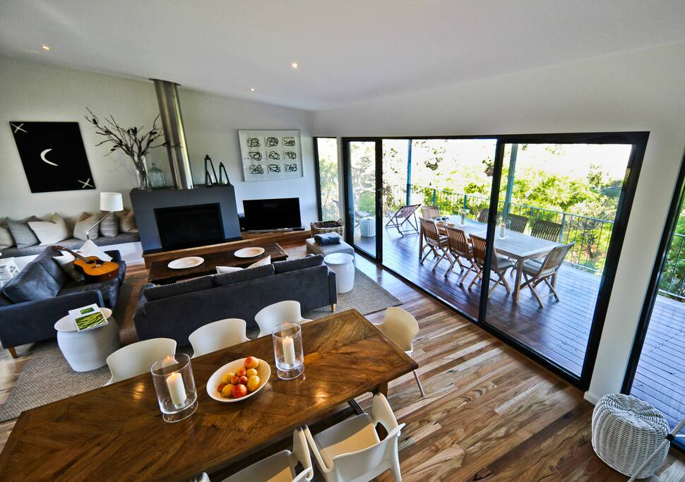 Gorgeous contemporary home only minutes from Caves House or a 10 min walk along the trail to Yallingup
