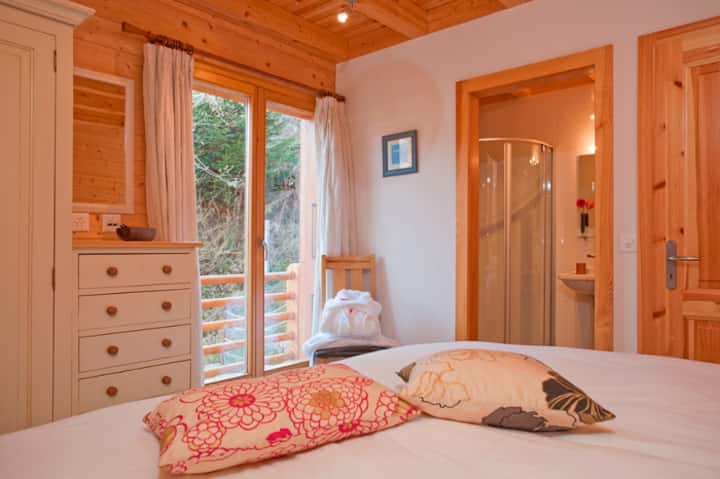 ห้องนอนพร้อมฝักบัวในห้องน้ำ