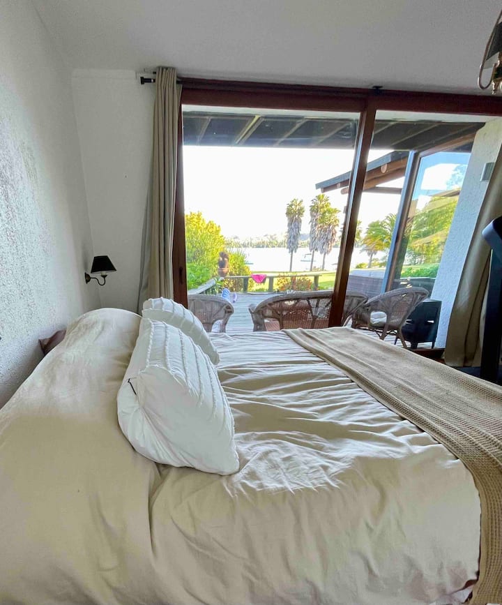 Მთავარი საძინებელი N•2 პირველ სართულზე დიდი კარადებით 