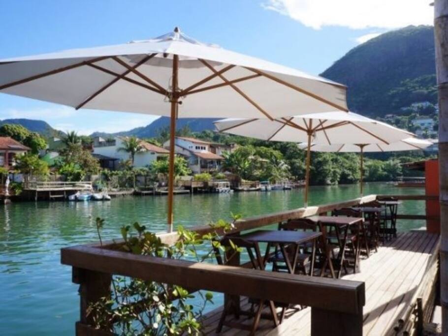 Ilha repleta de bares e restaurantes temáticos