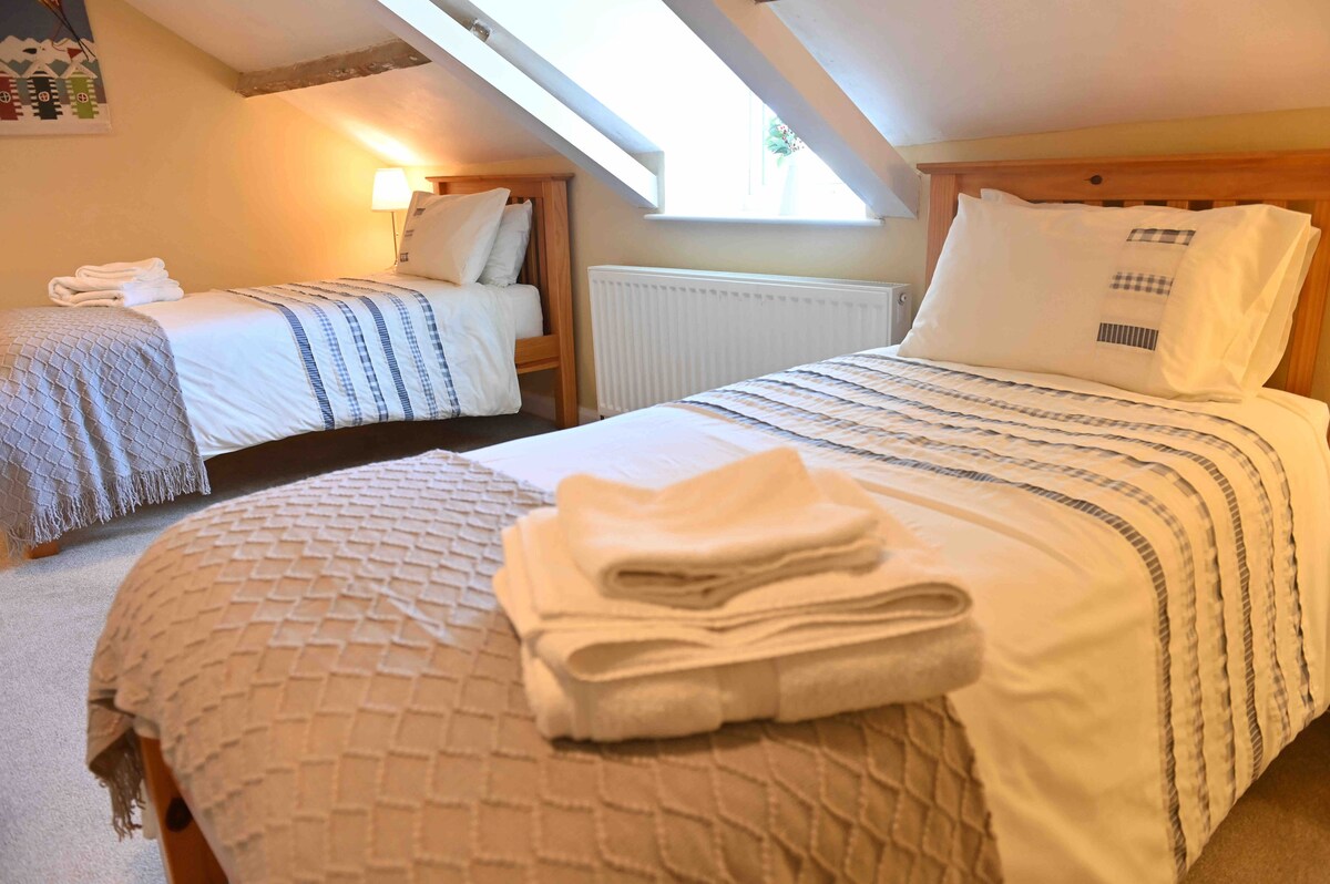 Rear twin bedroom (single beds). Great countryside views.