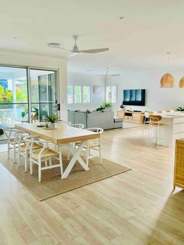 Coastal & Cool… 4 Bedroom Home with Magnesium Pool gallery image 2