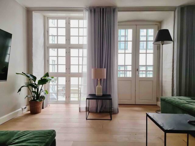 Luxury townhouse on 3 levels in the City Centre.! gallery image 2