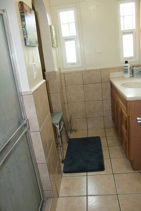Clean restroom w/ shower and spacious tub (Jacuzzi style)