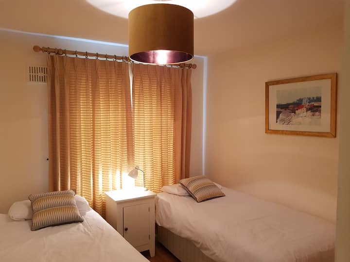 2张床，带2张单人床