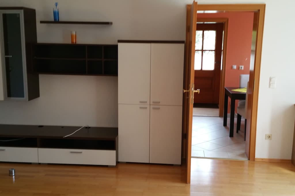 Hier kommt links noch ein TV Gerät hin,
Blick in die Küche