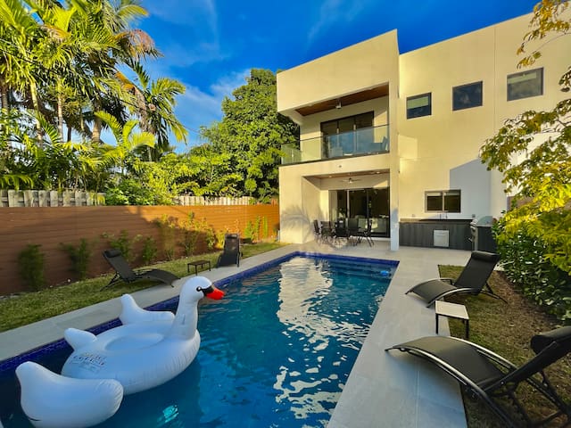 Las Olas Botanical Oasis w Sauna & Pool Near Beach