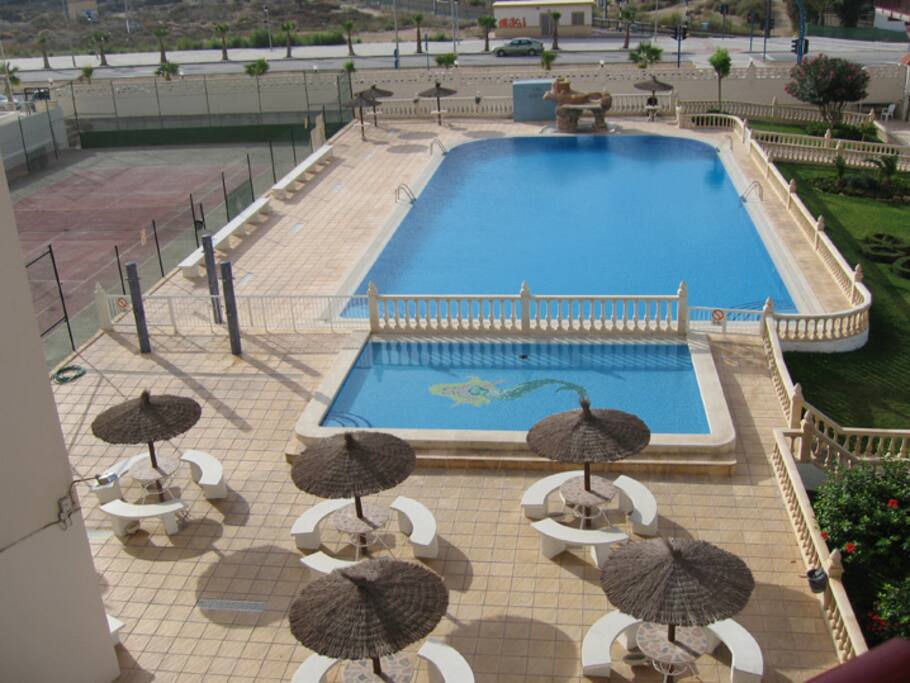Piscinas y zonas de recreo con bar restaurante propio