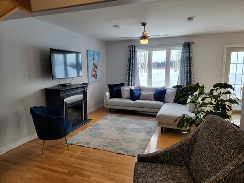 Entire 3 bedroom home w/ amazing view on the river