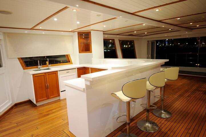 Spacious Houseboat – Whole Boat – Near Soho East gallery image 4