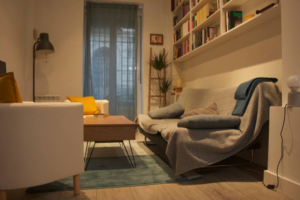 Salón con sofá cama, butacas relax y smart tv