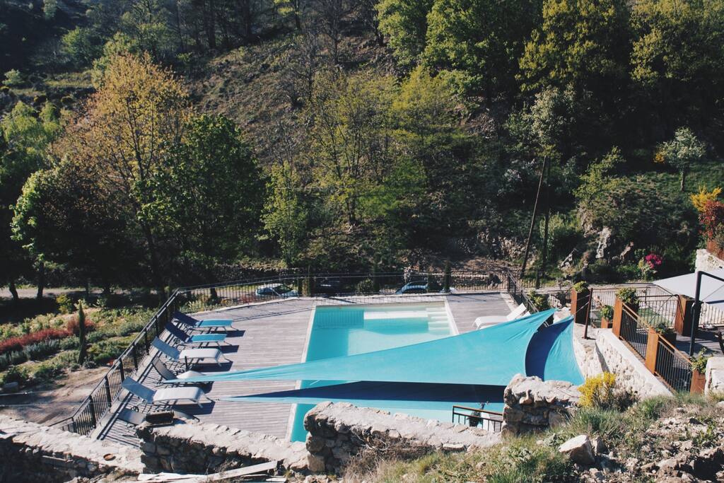 Vue globale de la piscine