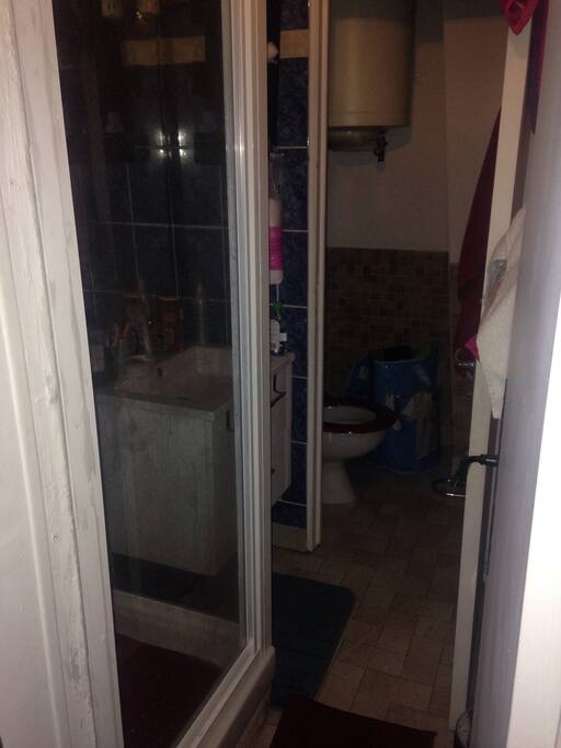 Salle de bain avec douche et salle wc séparé à côté